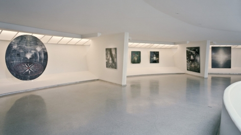 Installation view of Bleckner's show at the Guggenheim in 1995. The shot features 6 paintings, one round canvas and 5 square canvases of varying sizes.